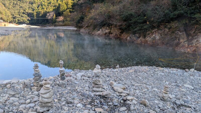 ３川湯温泉・仙人風呂４
なぜか女子中高生が河原に石を積み上げてた（１３段？）