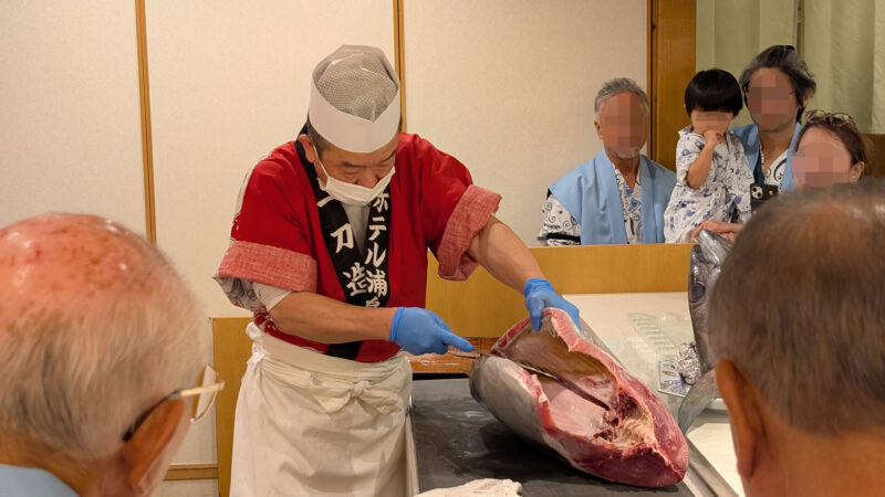 ８ホテル浦島・夕食バイキング２
マグロ解体ショー